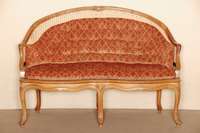 2-sitzer BÄnkchen, deutsch/Frankreich, um 1890, Nußbaum massiv, doppelt geschweift und gerieft, Volutenverzierung, Ansatz von Knospen- und ...