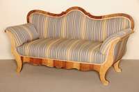 3-sitzer Sofa, sÜddeutsch, um 1835/40, Polsterung z.T. alt belassen, Korpus Weichholz, Wurzelnußfurnier gespiegelt verlegt, allseitig ...