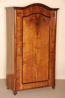 eintÜriger WÄscheschrank, deutsch, um 1860, Korpus Weichholz, Wurzelnußfurnier gespiegelt verlegt, sehr schÖnes ausgeglichenes Furnierbild, ...