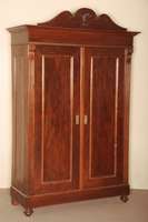 Schrank, deutsch, um 1880/90, GrÜnderzeit, 2-tÜrig, Korpus Weichholz, Wurzelnußfurnier gespiegelt verlegt, Lisenen 3-fach gerieft, aufgesetzte ...