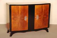ArtDeco-Sideboard, Frankreich, um 1920, in ausdrucksstarkem kaukasischem Nußbaum, zum Teil schwarz abgesetzt, Korpus elegant mehrfach ...