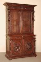 Aufsatzbuffet, Frankreich, um 1870, Eiche auf KugelfÜßen, aufwendig vollplastisch geschnitzte Jagdmotive, an den Lisenen Holzplastiken in Form ...