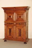Schrank, Flandern, um 1880, Korpus Eiche massiv, z.T. furniert, auf gedrÜckten KugelfÜßen, schwere Fußleiste, 4-tÜrig, FÜllungen mit starker ...