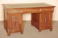 Schreibtisch, deutsch, um 1880/90, Korpus Weichholz/Hartholz, Eichefurnier, z.T. gespiegelt verlegt, zum großen Teil auf Rahmen gearbeitet, ...