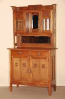 Aufsatzbuffet, deutsch, um 1910, strenger Jugendstil, Eiche massiv, auf eckigen Beinen, durchlaufend bis zur Arbeitsplatte, gerahmte ...