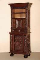 Aufsatzschrank, Holland, Anfang 18. Jhd., Eiche massiv, auf balusterfÖrmigen KugelfÜßen, schwere Fußleiste 8-fach gestuft, Lisenen geschnitzt ...