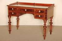 Schreibtisch, deutsch, um 1870, Koprus Nußbaum, Weichholz, Nußbaum furniert, auf 4 gedrechselten Beinen, unter der Arbeitsplatte 5 Schubladen, ...