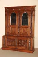 Garderobe, deutsch, um 1880, Nußbaum, z.T. furniert, unten mit kastenfÖrmigem SchirmstÄnder, Lisenen durchgehend geschuppt, FÜllungen mit ...