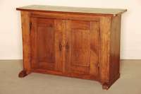 Anrichte, deutsch, um 1820, wohl Westfalen, Eiche massiv, Biedermeier, auf 2 Kufen, diese spÄter, 2-tÜrig, FÜllungen gerahmt, schwere ...