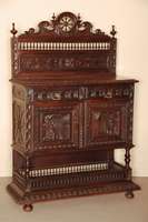Prunkvolle Anrichte, Frankreich, um 1870, Eiche massiv, bretonisch, auf KugelfÜßen, Fußleiste mit Rosettenschnitzerei, Zwischenablage mit ...