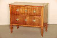 Kommode, deutsch, um 1790, Nußbaum furniert, auf leicht konischen Beinen, 2-schÜbig, mit umlaufenden Bandintarsien, Platte mit gespiegeltem ...