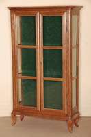 Vitrine, Barock, deutsch, um 1780, Eiche massiv, Leisten z.T. mehrfach getreppt, aus dem Vollholz geschnitzt, 3-seitig verglast, RÜcken mit ...