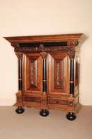 Kissenschrank, Holland, um 1950, Eiche und Palisander massiv bzw. furniert, teilweise ebonisiert, Lindenholz, 2-tÜriger gerader Korpus mit ...