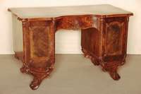 Schreibtisch, deutsch, um 1850/60, Barockstil, Korpus Weichholz, Nußbaum furniert , z.T. mit dickem SÄgefurnier, sehr schÖne Maserung, ...