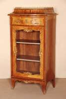 Prunkvitrine, sogenanntes Dresdner MÖbel, um 1900, Korpus Weichholz und Eiche massiv, Front geschweift, abgerundete Ecken, verglast, 2 ...