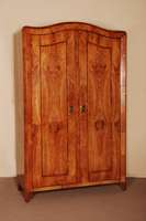 Schrank, um 1860, zweitÜriges MÖbel mit bogenfÖrmigem Giebel, furniert mit starkem Eschemaserfurnier (ca. 2-3 mm), die Außenkante in der Front ...