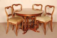4 BrezelstÜhle, sÜddeutsch, um 1870, Nußbaum massiv, gerieft, Schnitzereien im Empirestil, Muschel und Akanthusblatt, Andeutung von Lyraform, ...