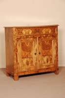 Halbschrank, sÜddeutsch/Pfalz, um 1860, Korpus Weichholz, abgeschrÄgte Ecken, Zierleiste doppelt bzw. 3-fach getreppt, Wurzelnußfurnier ...