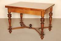 Ausziehtisch, deutsch, um 1870/80, Nußbaum massiv, bzw. Nußbaumfurnier doppelt und einfach gespiegelt verlegt, ausziehbar, teilrestauriert, ...