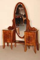 Frisier- bzw. Ankleidespiegel, um 1925/30, Barockstil, Korpus Weichholz/Hartholz, Wurzelnußfurnier gespiegelt verlegt, sparsame Intarsien im Stil ...