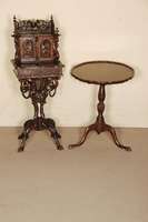 Klapptisch, England, um 1820, George II, Mahagoni massiv, aufklappbare runde Platte, auf Balustermittel mit drei geschnitzten Beinen, ...
