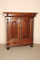 Kissenschrank, Holland, um 1960, Korpus Weichholz, z.T. Tischlerplatte, Eiche und Palisander furniert, aufgesetzte hervortretende Kissen, gerader ...
