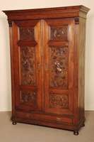Schrank, sÜddeutsch, um 1880, SpÄtrenaissancestil, Korpus Weichholz, Nußbaum furniert, auf gedrÜckten KugelfÜßen, Lisenen gerillt ...