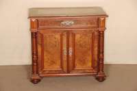 Halbschrank, deutsch, um 1880, GrÜnderzeit, Korpus Weichholz, Nußbaum- bzw. Wurzelnußfurnier, Lisenen mit gedrechselten VollsÄulen, ...