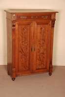 Vertiko, deutsch, um 1900, Korpus Weichholz, Nußbaum furniert, auf KugelfÜßen, profilierte Lisenen, FÜllungen gerahmt, dekoriert mit ...
