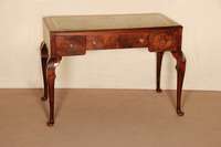 Damenschreibtisch, Schottland/Glasgow, um 1900 , Queen-Anne-Stil, Nußbaum massiv, z.T. furniert, auf stark gebogenen Beinen, unter der ...