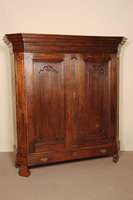Schrank, deutsch, um 1800, Eiche massiv, sogenannter Pastorschrank, Fußleiste mit integrierter Schublade, abgeschrÄgte Ecken, TÜrfÜllungen mit ...