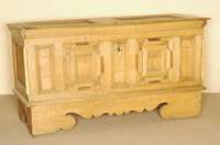 Leinentruhe, mitteldeutsch, um 1780/1810, Eiche massiv, allseitig auf Rahmen gearbeitet, Front sehr reich mit verkrakten Leisten und ...