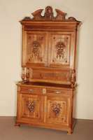 Aufsatzschrank, Elsaß, um 1896/97, Nußbaum und Eiche massiv, aufgelegte prunkvolle Schnitzerei im Barockstil, original BeschlÄge, ...