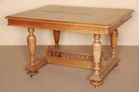 Ausziehtisch, Frankreich/Dijon, um 1890, Nußbaum massiv, Beine verschrÄnkt, Zierteile mit reicher Drechselarbeit, balusterfÖrmig, EinlegebÖden ...