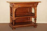 Zierregal, SÜdfrankreich, um 1880/90, Nußbaum massiv, Ablegefach fÜr KunstgegenstÄnde, Balustrade mit reicher Drechselarbeit, aufgesetzte ...