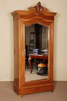 Schlafzimmerschrank, Elsaß, um 1900, Korpus Eiche, Nußbaumfurnier, z.T. gespiegelt verlegt , Kopf geschwungen, mit aufgesetzten Schnitzereien aus ...