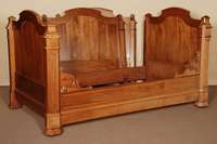 2 GrÜnderzeitbetten, sÜddeutsch/Elsaß, um 1880/90, Nußbaum massiv, komplett auf Rahmen gearbeitet, reiche Zierleisten, hervorragende ...