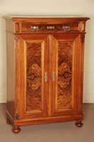 Vertiko, deutsch, um 1880/90, Korpus Weichholz, Wurzelnußfurnier gespiegelt verlegt , Lisenen 3-fach gerieft, aufgesetzte Schnitzereien, original ...