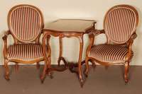 2 Stuhlsessel, sÜddeutsch/Nordfrankreich, um 1830/40, Gestell Nußbaum massiv, allseitig geschweift, gerieft bzw. doppelt gerieft, origial ...