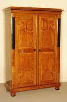 Bierdermeier-Schrank, 2-tÜrig, Kirsche massiv und teilfurniert, ebonisierte Leiste unterhalb dem Gesims, ebonisierte Einfassung an den ...