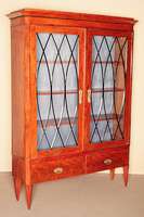 Biedermeier-BÜcherschrank, 2-tÜrig, Birnbaum massiv, abgeschrÄgter Korpus, massives Gesims mit schlichter Begurtung, innenscharnierte TÜren ...