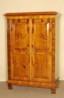 Biedermeierschrank, 2-tÜrig, Kirsche furniert, Lisenen Nußbaum furniert und intarsiert, durch Innenscharniere befestigte RahmentÜren mit je ...
