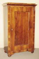 Wiener Biedermeier-Schrank, um 1835/40, Nußbaum, ansprechendes Sägefurnier, kantige Seiten und flächig intarsierte Lisenen (Filetarbeit), durch ...