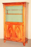 SpÄtbiedermeiervitrine, um 1850, Kirsche massiv, 1-tÜrig, TÜren in der oberen HÄlfte verglast und durch eine Querversprossung unterteilt, ...