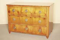 Biedermeier-Kommode, um 1825/30, Kirsche furniert, 3-schübig, Kante der Platte mit Nußbaum-Wurzelholz umrandet, umlaufende Bandintarsien an der ...