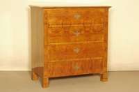 Biedermeier-Kommode, 4-schÜbig, strenge schlichte Form mit der Hauptabsicht, das durchgestrÖmte Maser-Klappfurnier (schÖnes RÜsterfurnier) ...