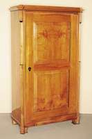 Biedermeierschrank, 1-türig, Kirsche massiv, im Türblatt zwei große Füllungen, Schlüsselschild Ebenholz in Wappenform, Korpus seitlich ...