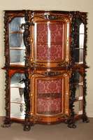 Aufwendige Sammlervitrine, deutsch/wohl Dresden, um 1875/80, 6-fach geschweift, 2 -teilig, teilverspiegelt, 1 Spiegel beschÄdigt, ...