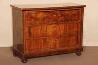 Kommode, sÜddeutsch, um 1835/40, 3-schÜbig, Korpus Weichholz, Wurzelnußfurnier gespiegelt bzw. doppelt gespiegelt verlegt, durchgehende ...