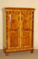 Biedermeierschrank, 2-tÜrig, Kirsche furniert, Lisenen Nußbaum furniert und intarsiert, durch Innenscharniere befestigte RahmentÜren mit je ...